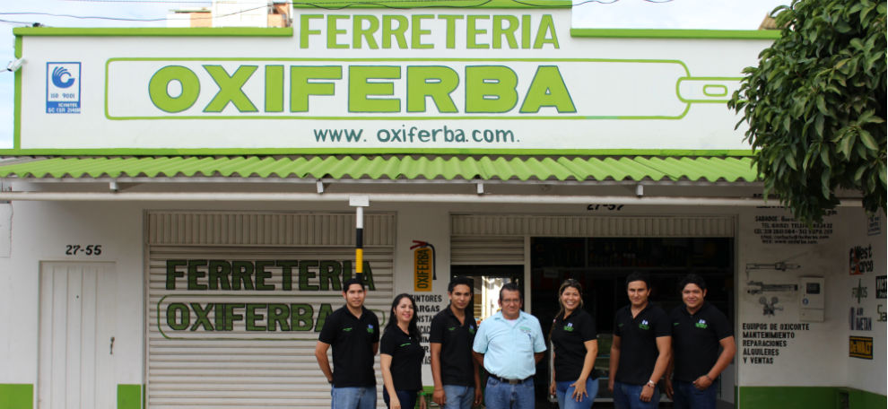 Fachada de la Ferretería Oxiferba con el equipo de trabajo
