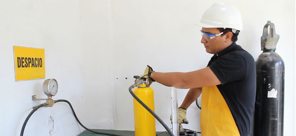 Técnico de Oxiferba recargando un extintor
