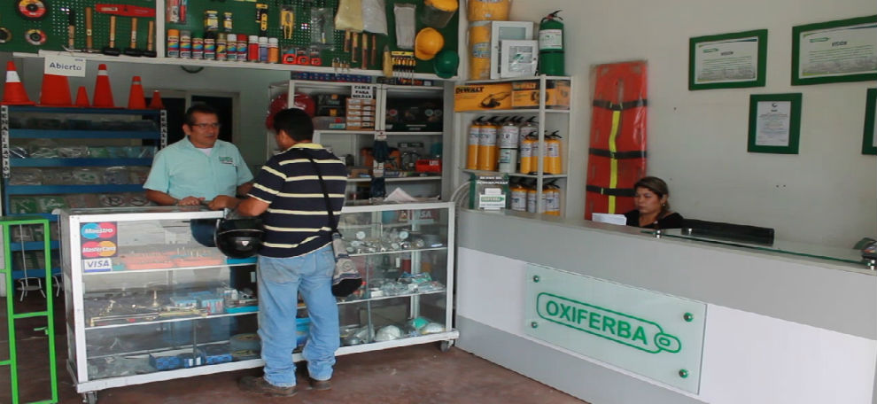 Mostrador de atención de Oxiferba con clientes