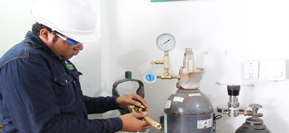 Técnico de Oxiferba revisando un regulador de oxicorte