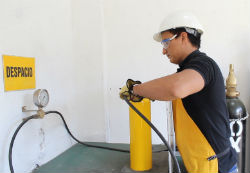 Recarga de extintores en el taller de Oxiferba